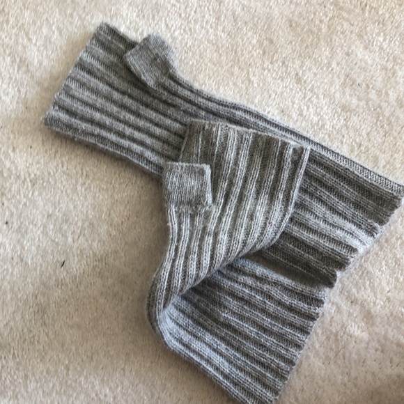 Grey knit fingerless gloves - Picture 5 of 5